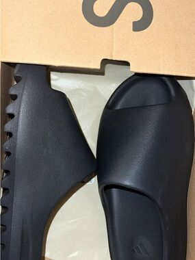Yeezy Slide in Onyx Black